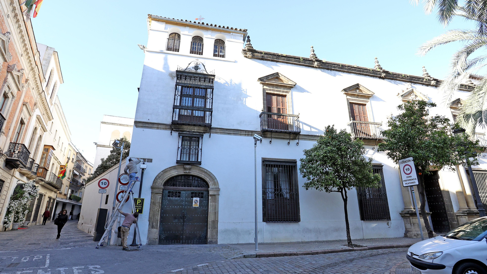 Trabajos de restauración del callejero de Jerez