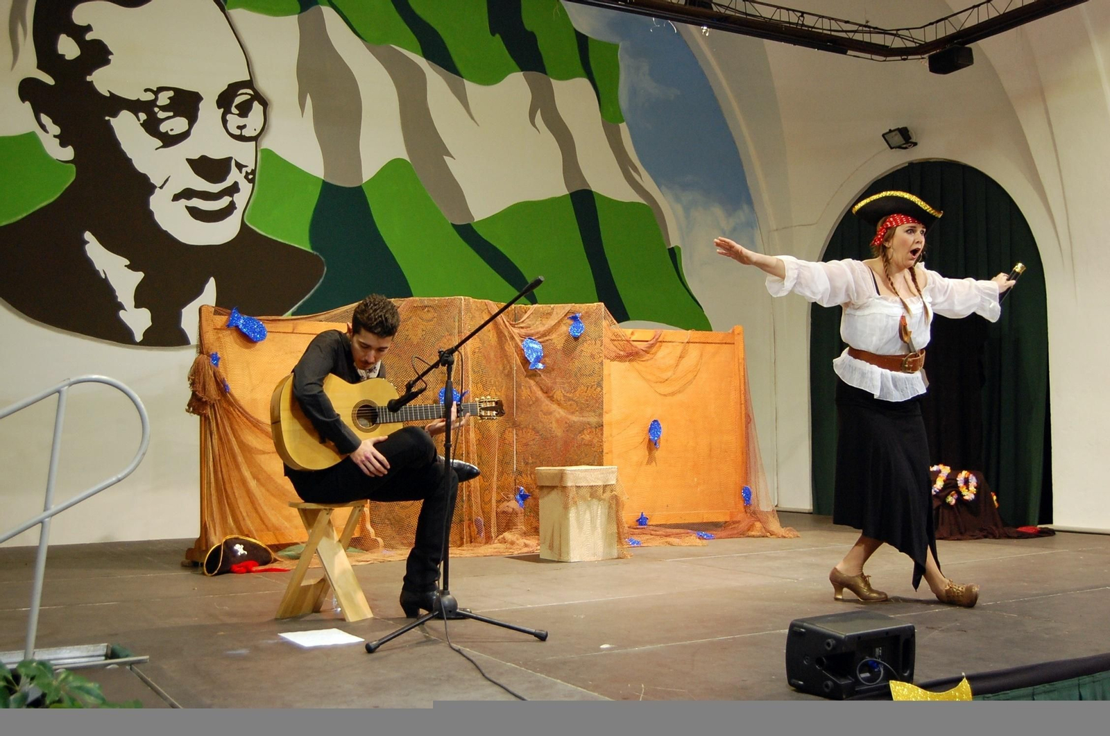 Mónika Bellido acompañada del guitarrista en plena función.