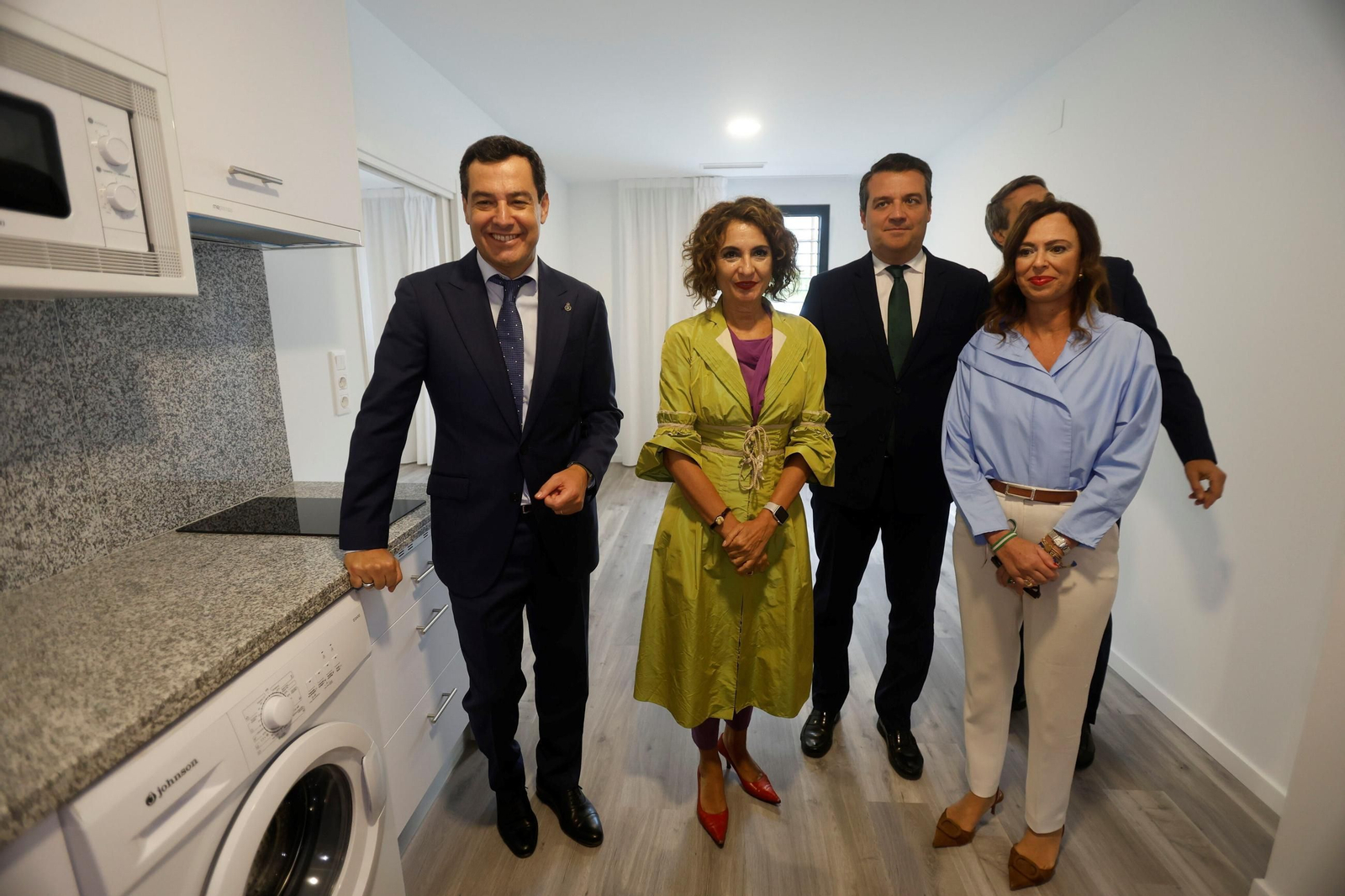Visita a uno de los apartamentos para mayores de Sama Naharro.