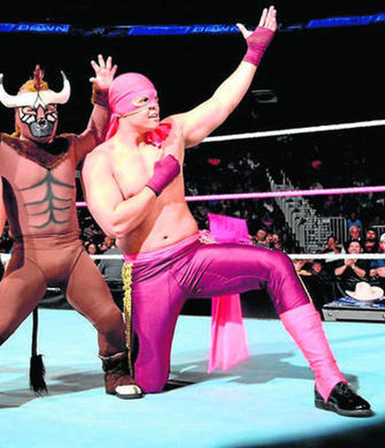 Diego con su compañero El Torito en uno de sus espectáculos en México.