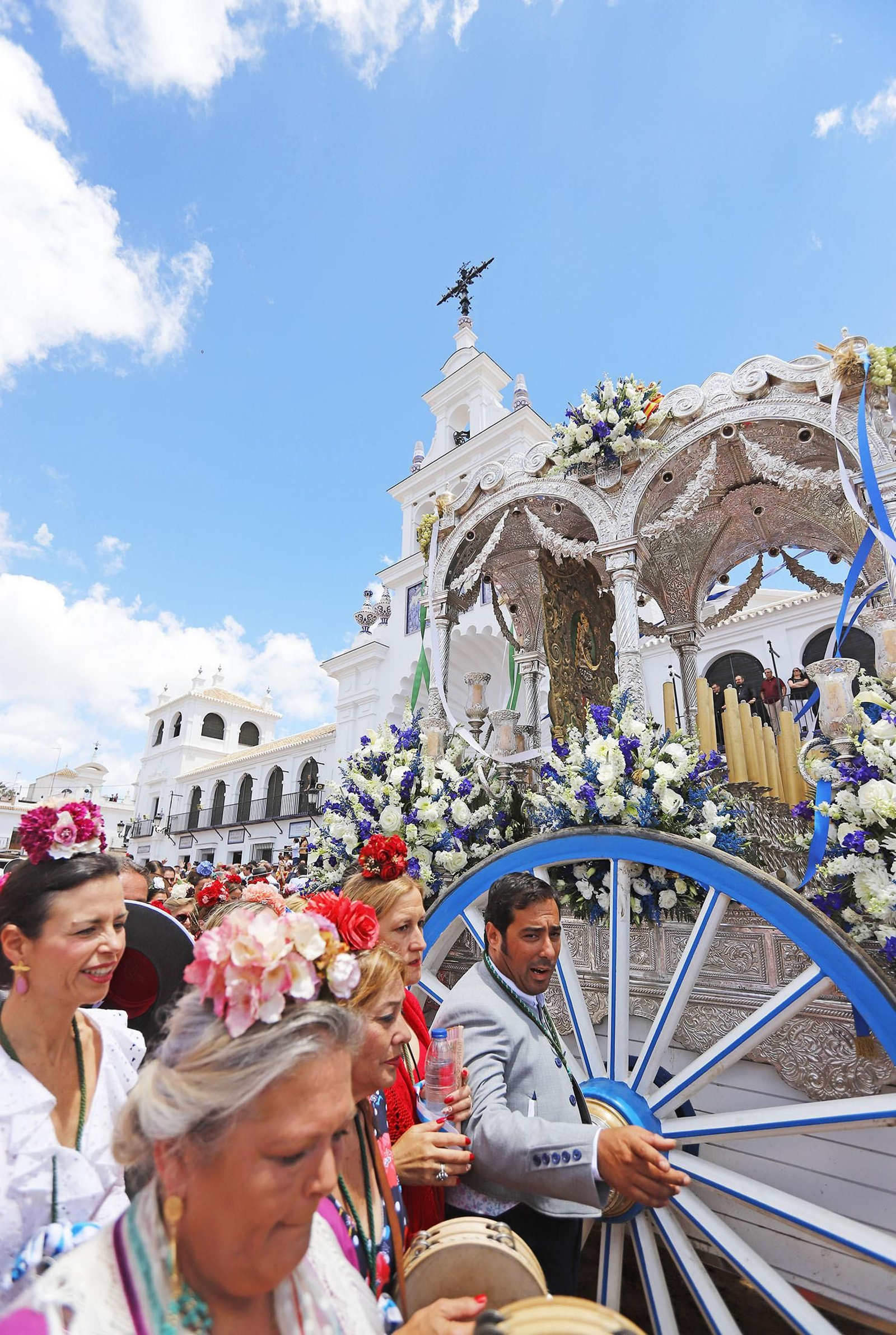 Presentación de la Hermandad de Huelva ante la Blanca Paloma
