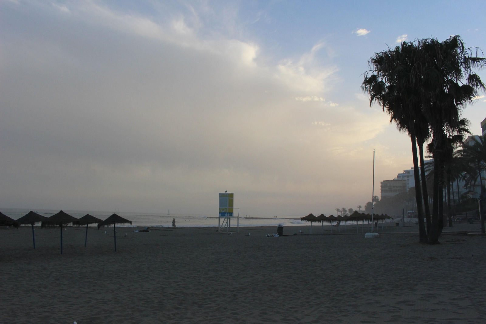 Solitaria noche de San Juan en las playas de Málaga, en fotos