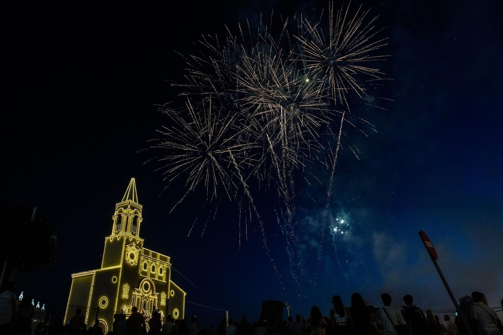 Cohetes sobre la portada en la inauguración de las Colombinas 2024.
