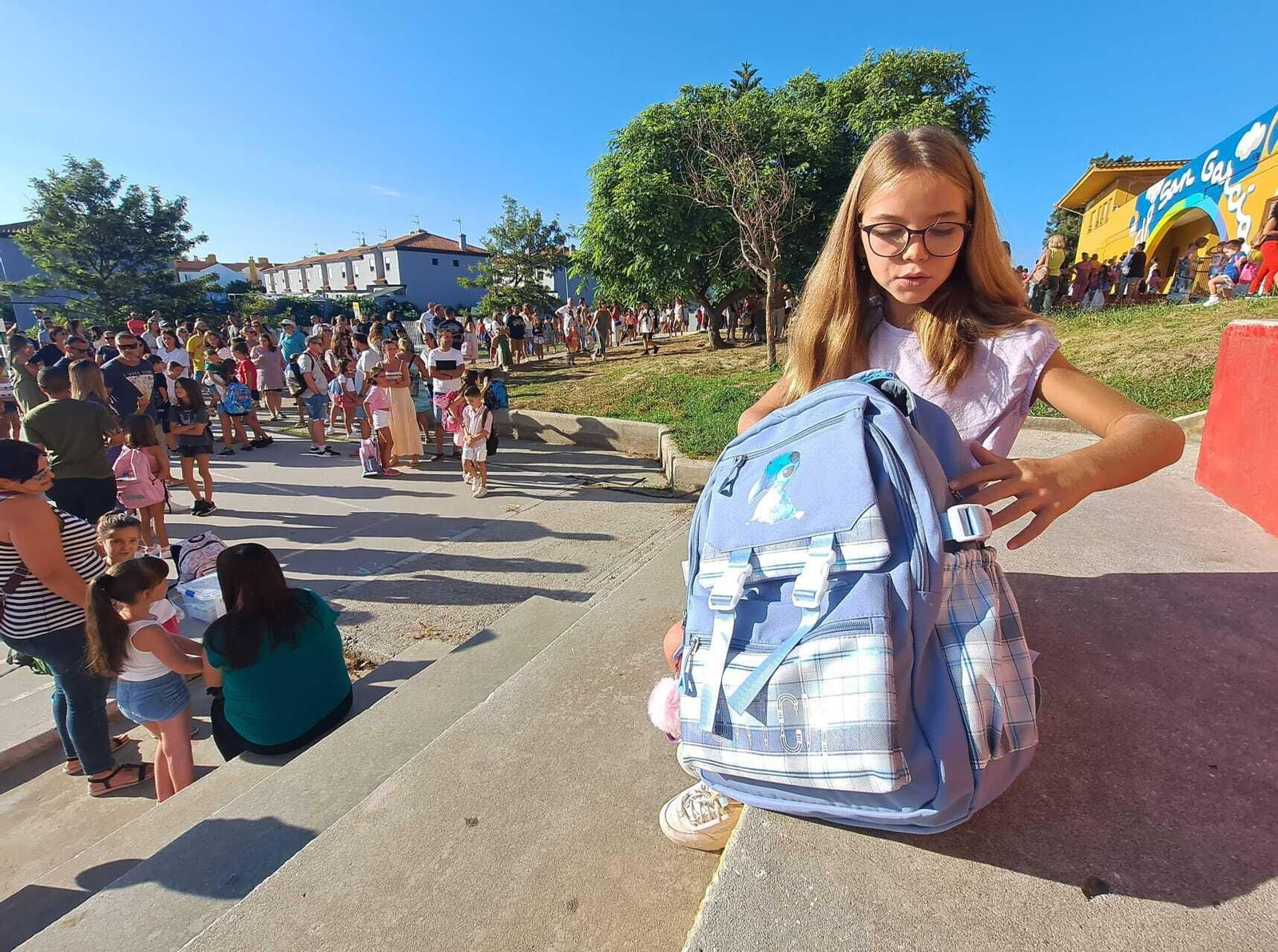 Una estudiante estrena mochila en el colegio de San García, en Algeciras.