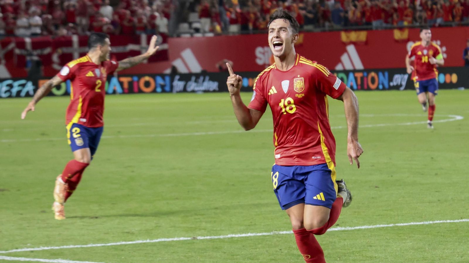 Zubimendi celebra su gol, que tuvo revisión de VAR por un fuera de juego previo inexistente. Zubimendi celebra su gol, que tuvo revisión de VAR por un fuera de juego previo inexistente.