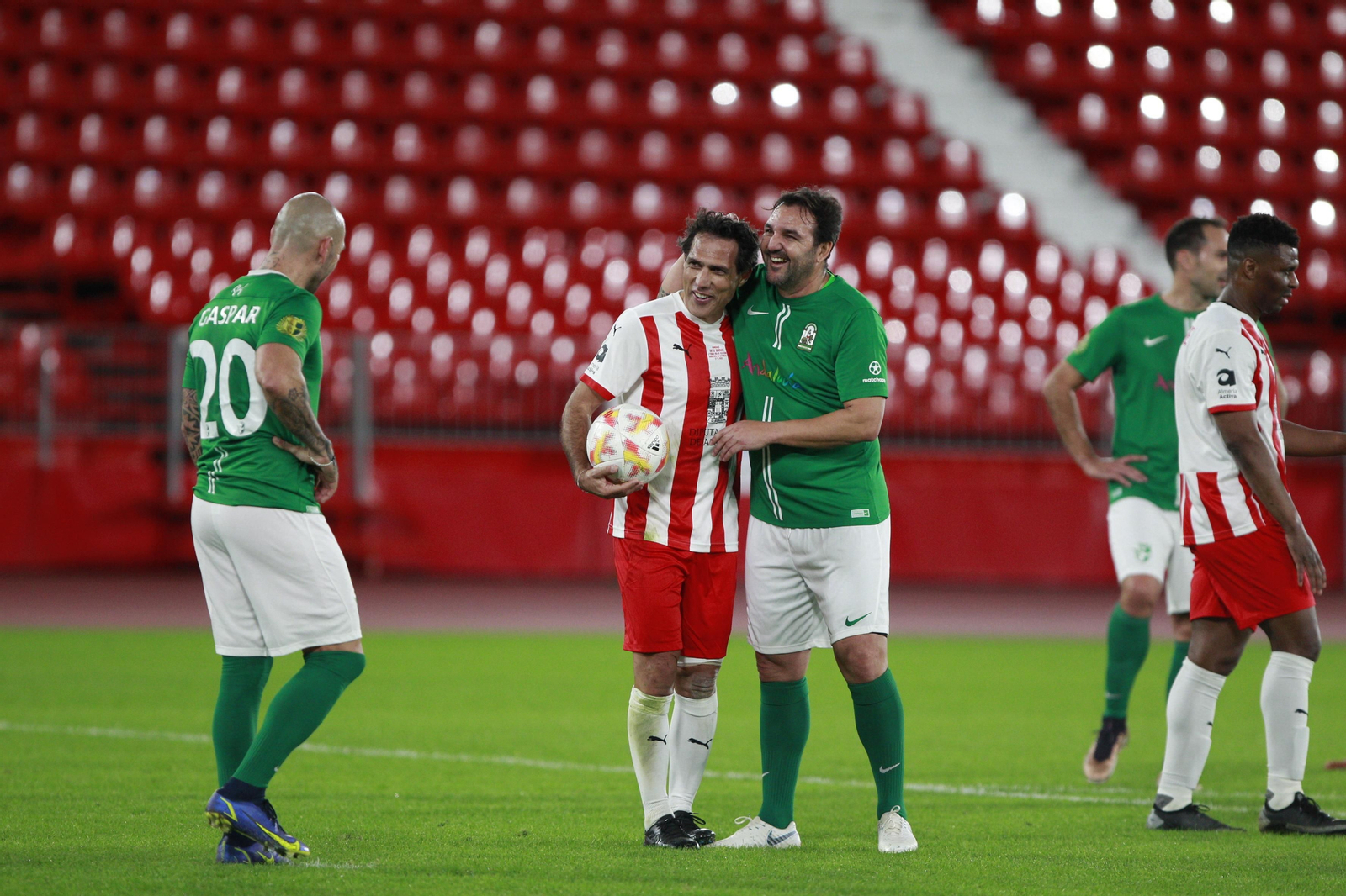 Imágenes del partido homenaje al 'eterno' capitán de la U.D. Almería, José Ortiz