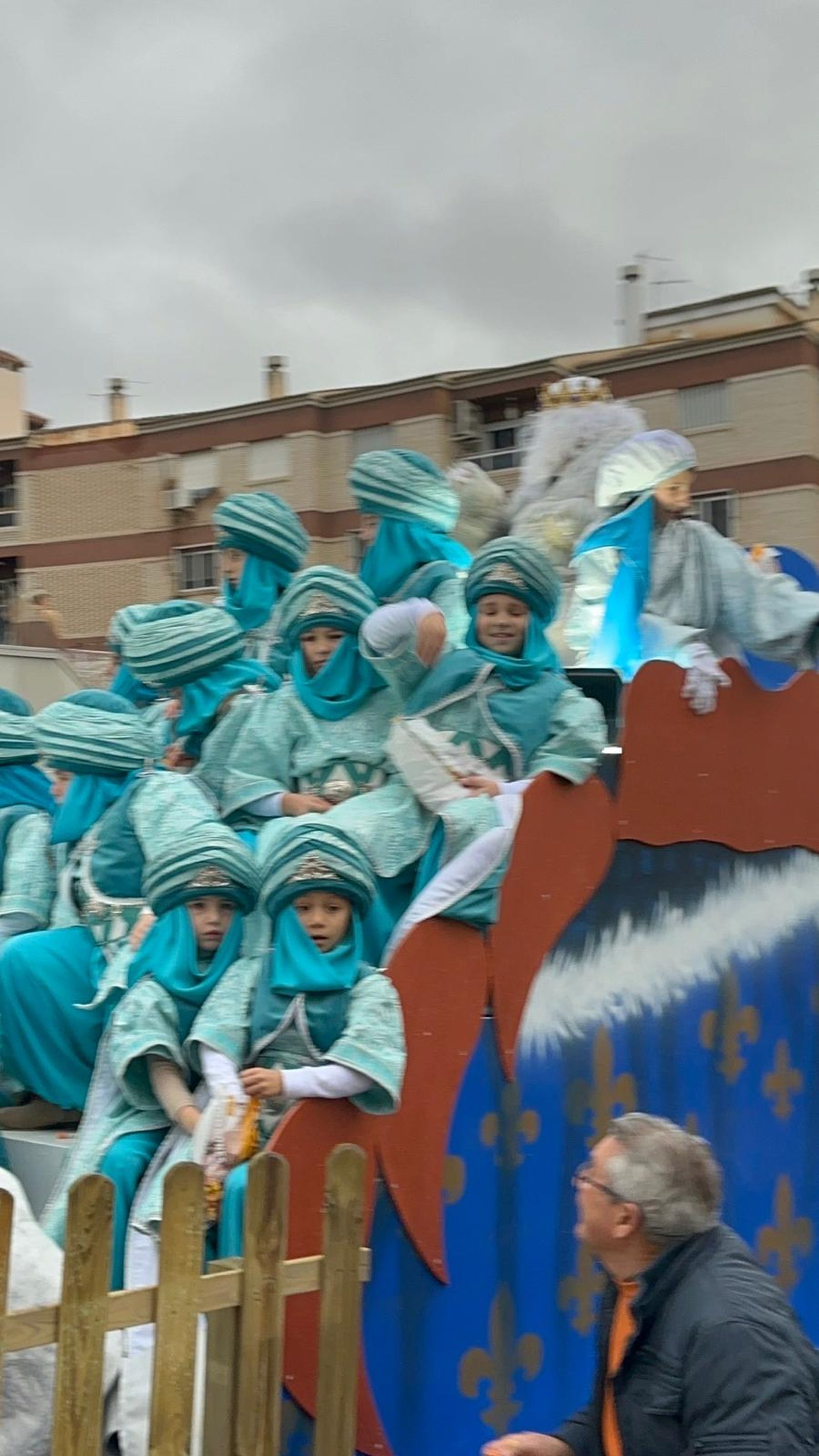 De la Residencia de Mayores a las calles: imágenes del paso de los Reyes Magos por Huércal-Overa