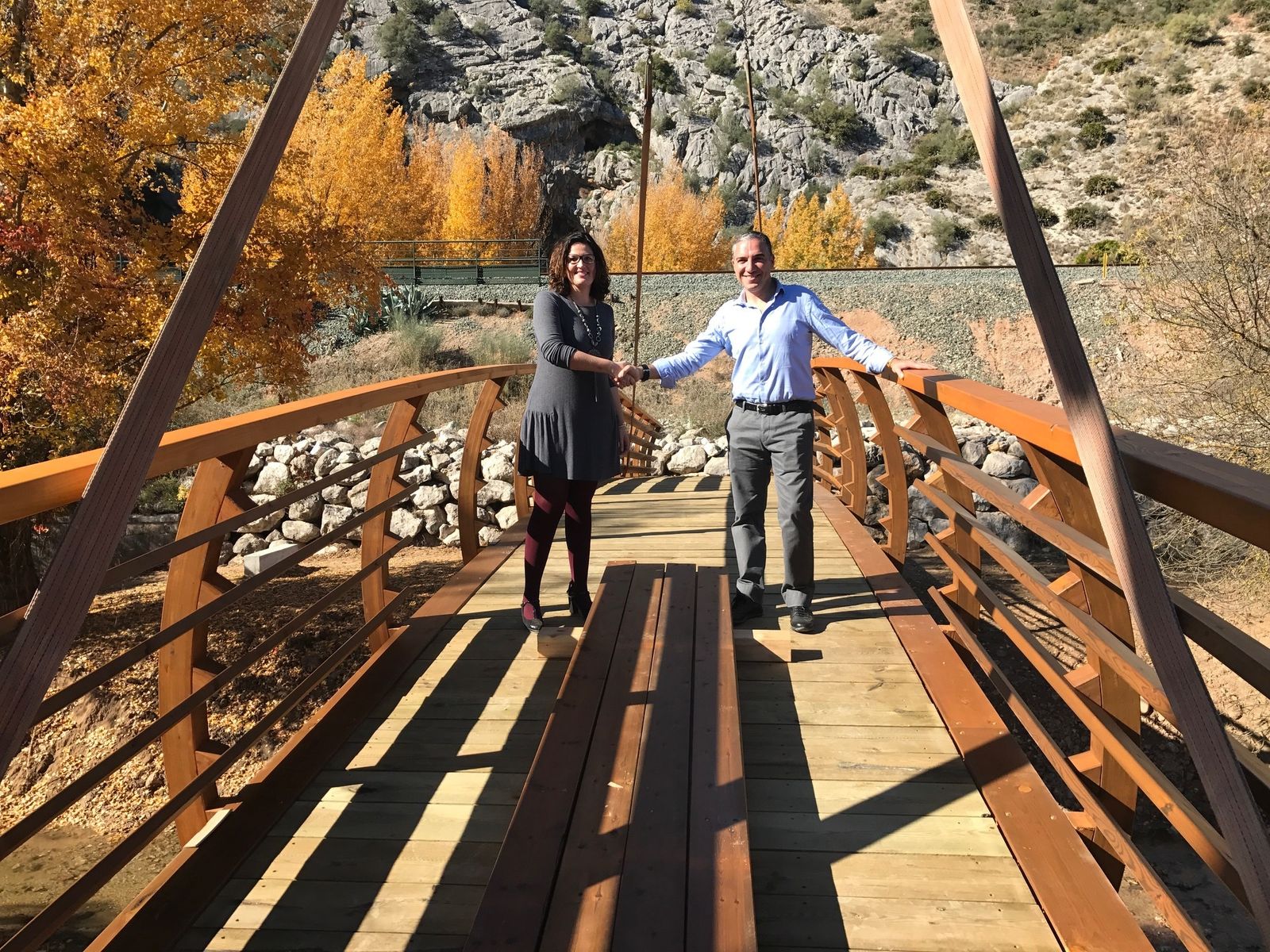 Elías Bendodo y Soraya García, ayer, en el puente.