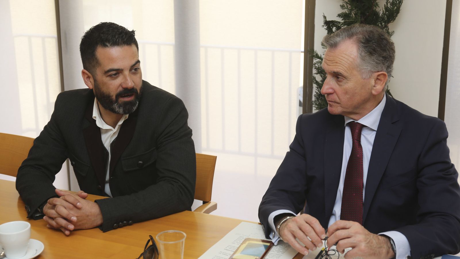 El representante de la casa consignataria Bergé-Condeminas junto al presidente del Puerto de Málaga.