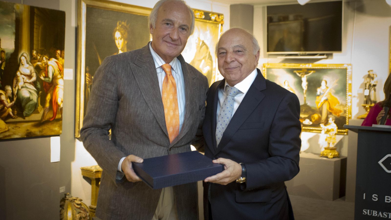 José Muñoz distinguió a Ricardo Arranz (izquierda) por su apoyo a las artes, plasmado en una colección única.