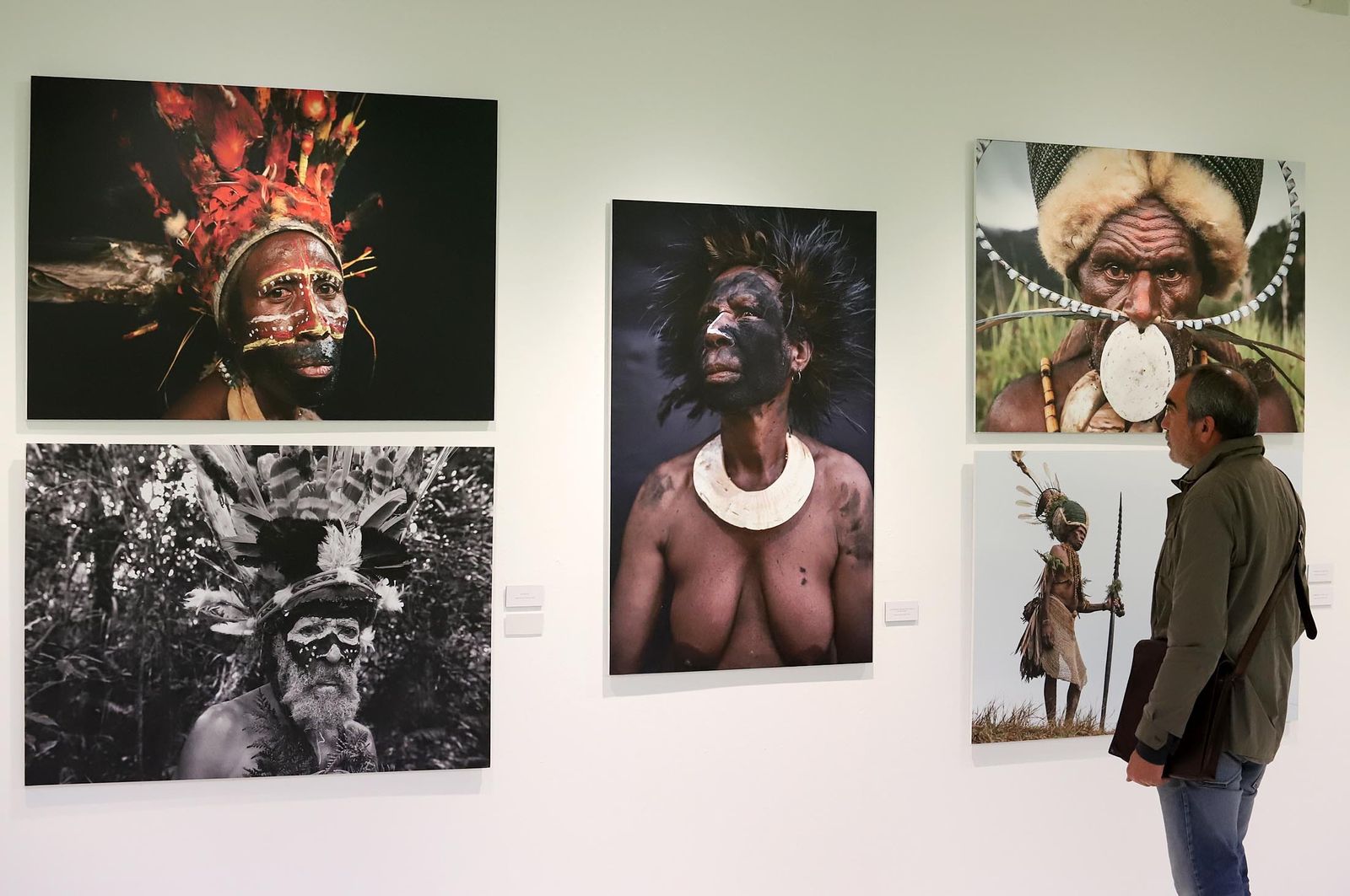 Imágenes de la exposición de Latitudes "Confines, más allá de la globalización" de Eduardo Lostal