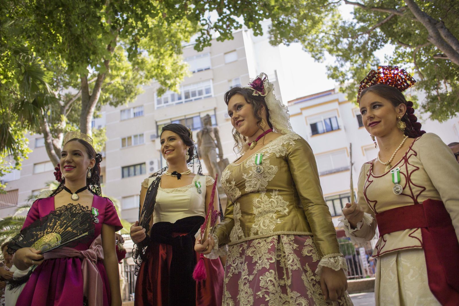Las damas goyescas durante la ofrenda floral a Pedro Romero.