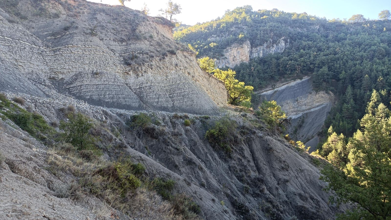Iremos subiendo la falda de esta montaña. Algunos tramos tienen piedra derrumbada y dificultan el paso.