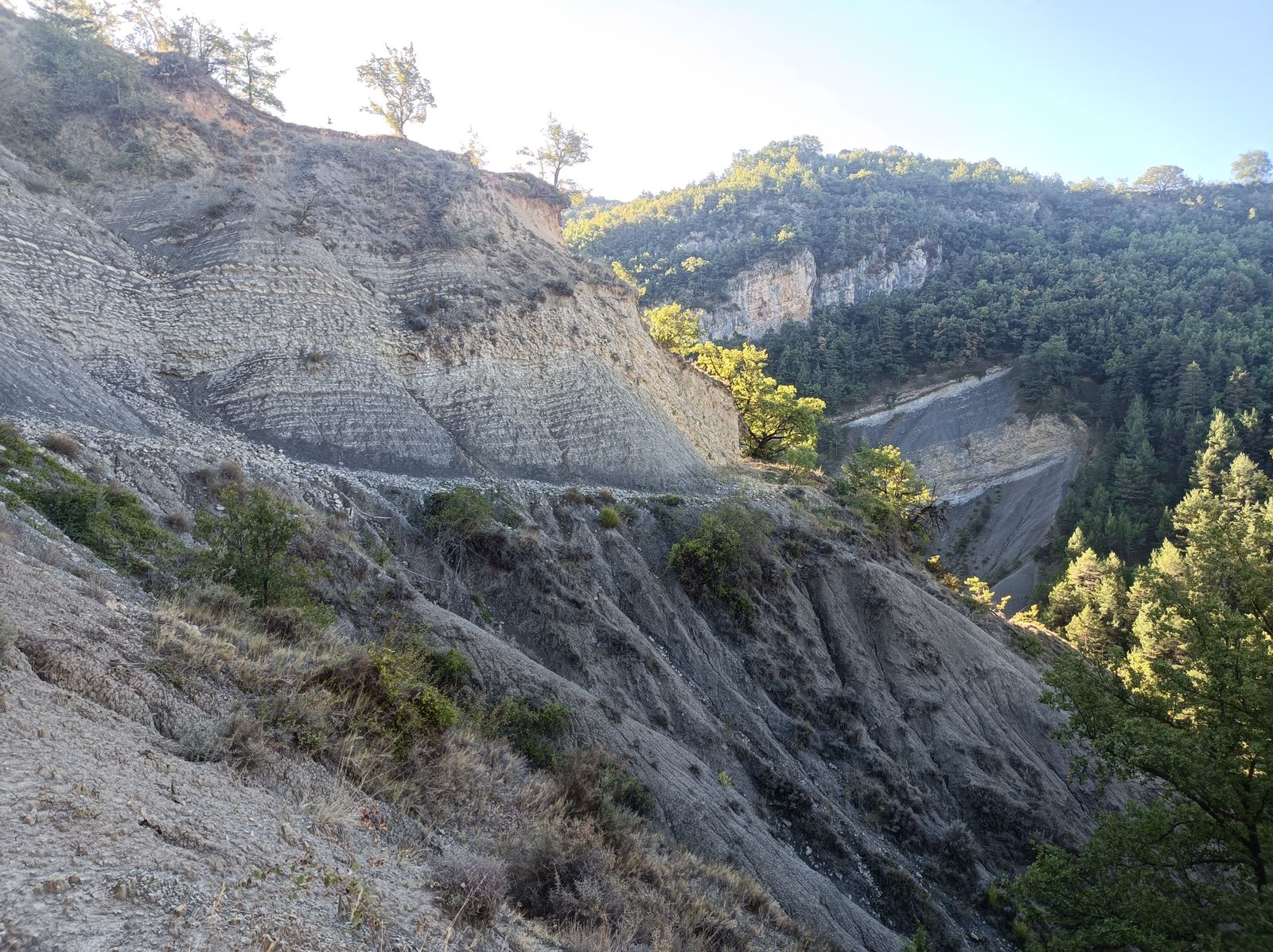 Iremos subiendo la falda de esta montaña. Algunos tramos tienen piedra derrumbada y dificultan el paso.