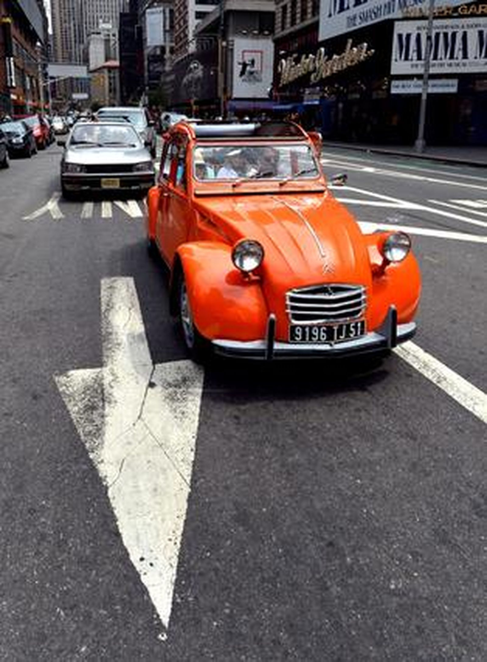Los fanáticos del motor se pasean en los míticos Citroën 2CV que recorrieron las calles de Nueva York en un 'rally especial'.

Foto: AFP PHOTO