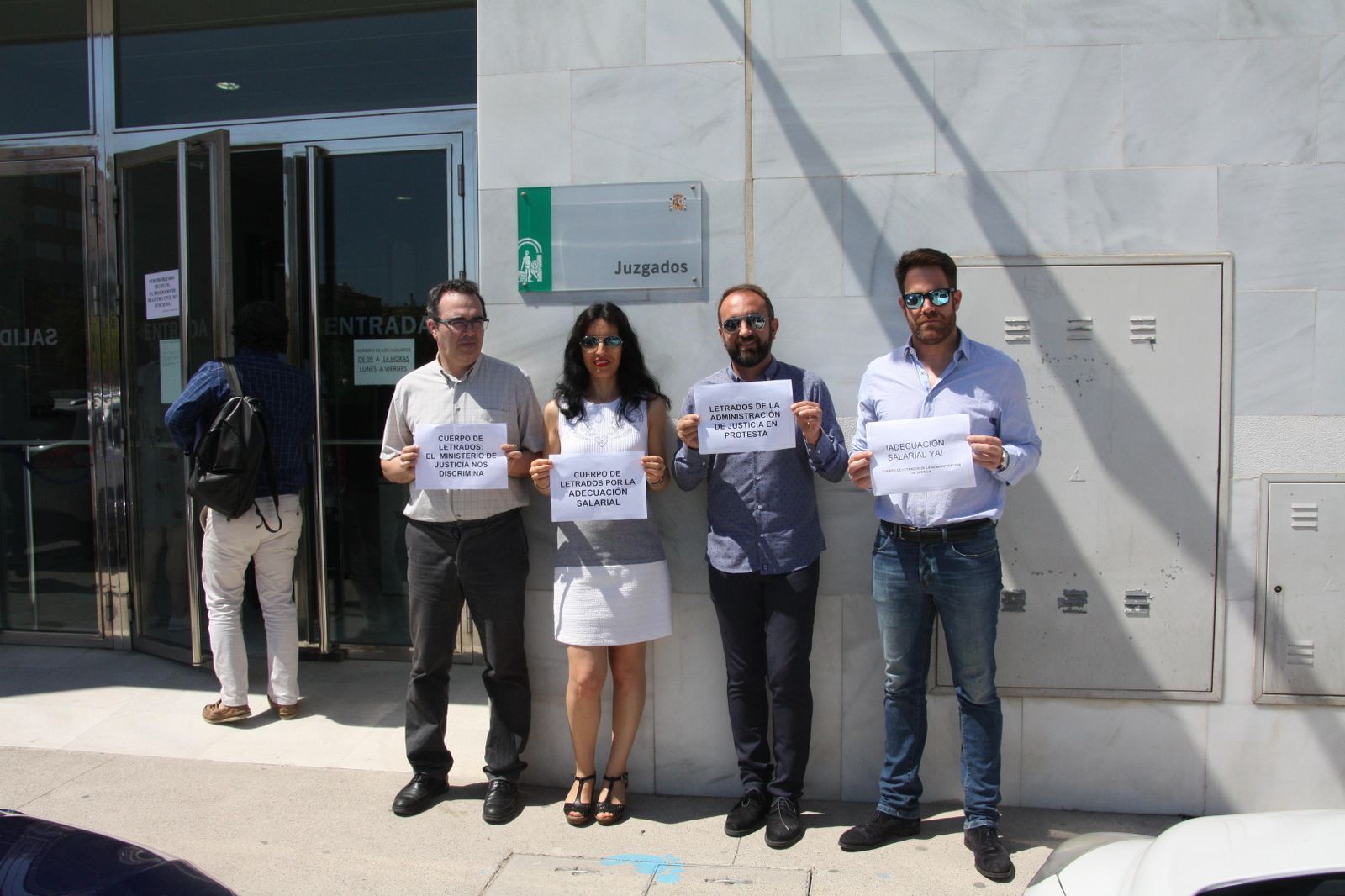 Cuatro secretarios judiciales de Roquetas de Mar, durante el paro de media hora de ayer.