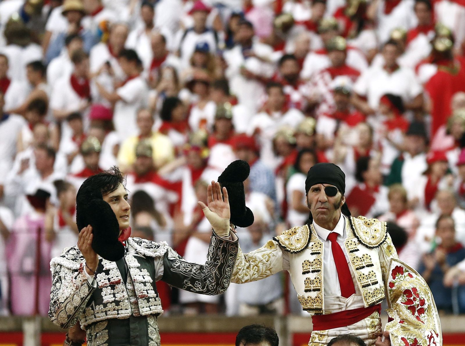 Andrés Roca Rey y Juan José Padilla, en su salida a hombros, el pasado viernes, de la plaza de Pamplona.