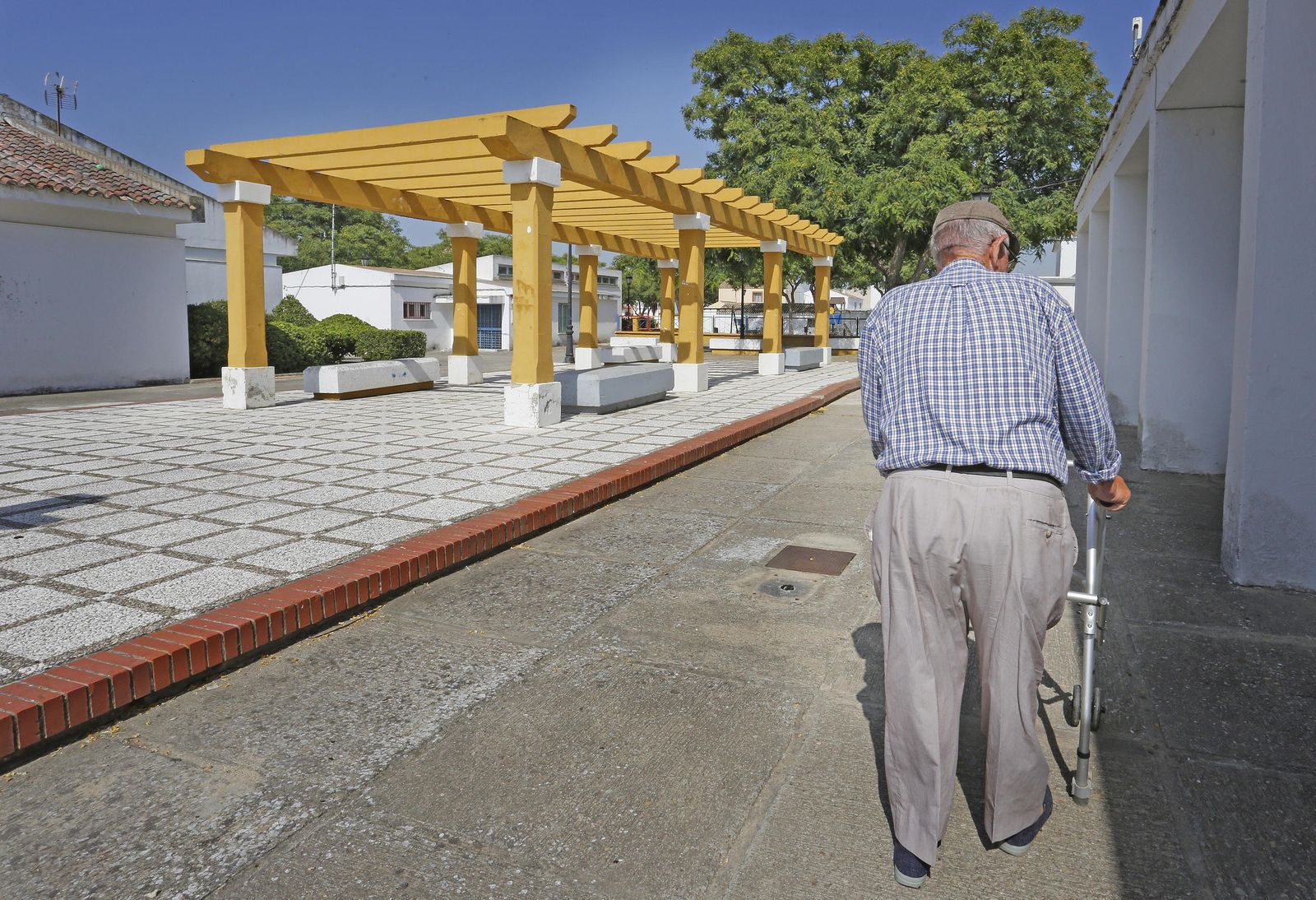 Un jubilado pasea por las calles de Nueva Jarilla, pedanía jerezana.