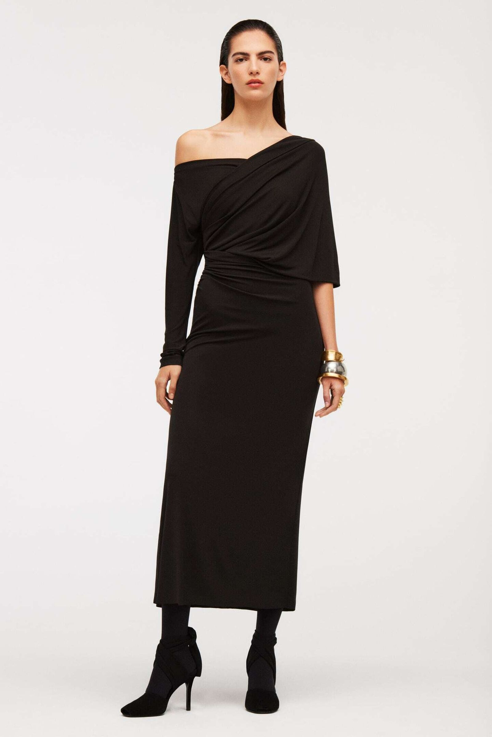 Vestido drapeado de Zara.