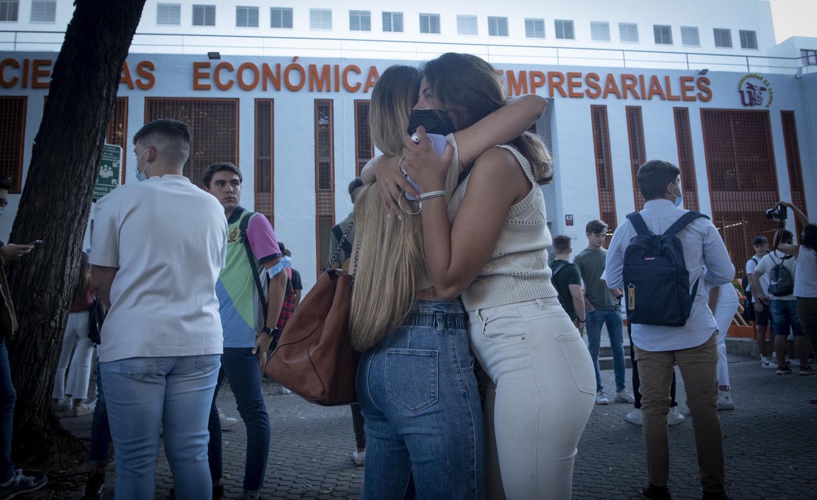 Dos estudiantes se reencuentran en el primer día de clases universitarias.