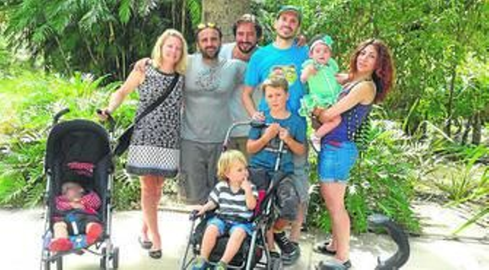 José Manuel Ariza, Rubén González y Rafael Soto (de izquierda a derecha), con sus mujeres y sus hijos, ayer, dispuestos a iniciar un día de Feria.