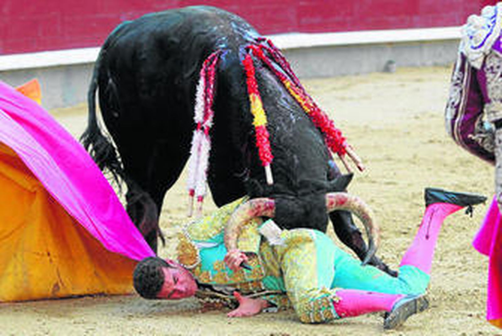 Fernando Adrián, cogido por el peligroso tercero.