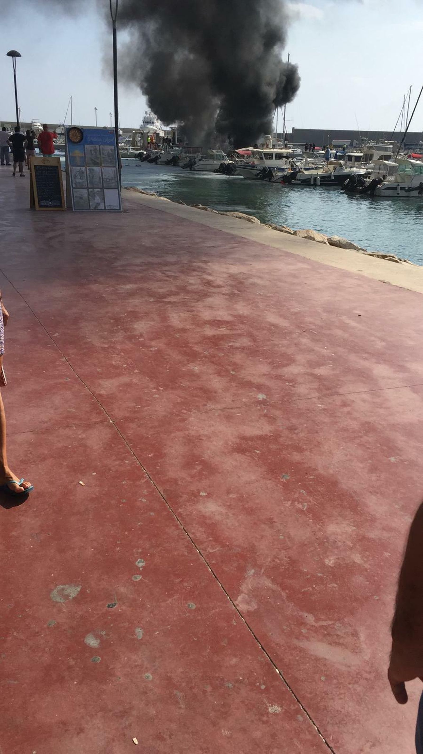 Arden dos embarcaciones deportivas en el puerto de Garrucha