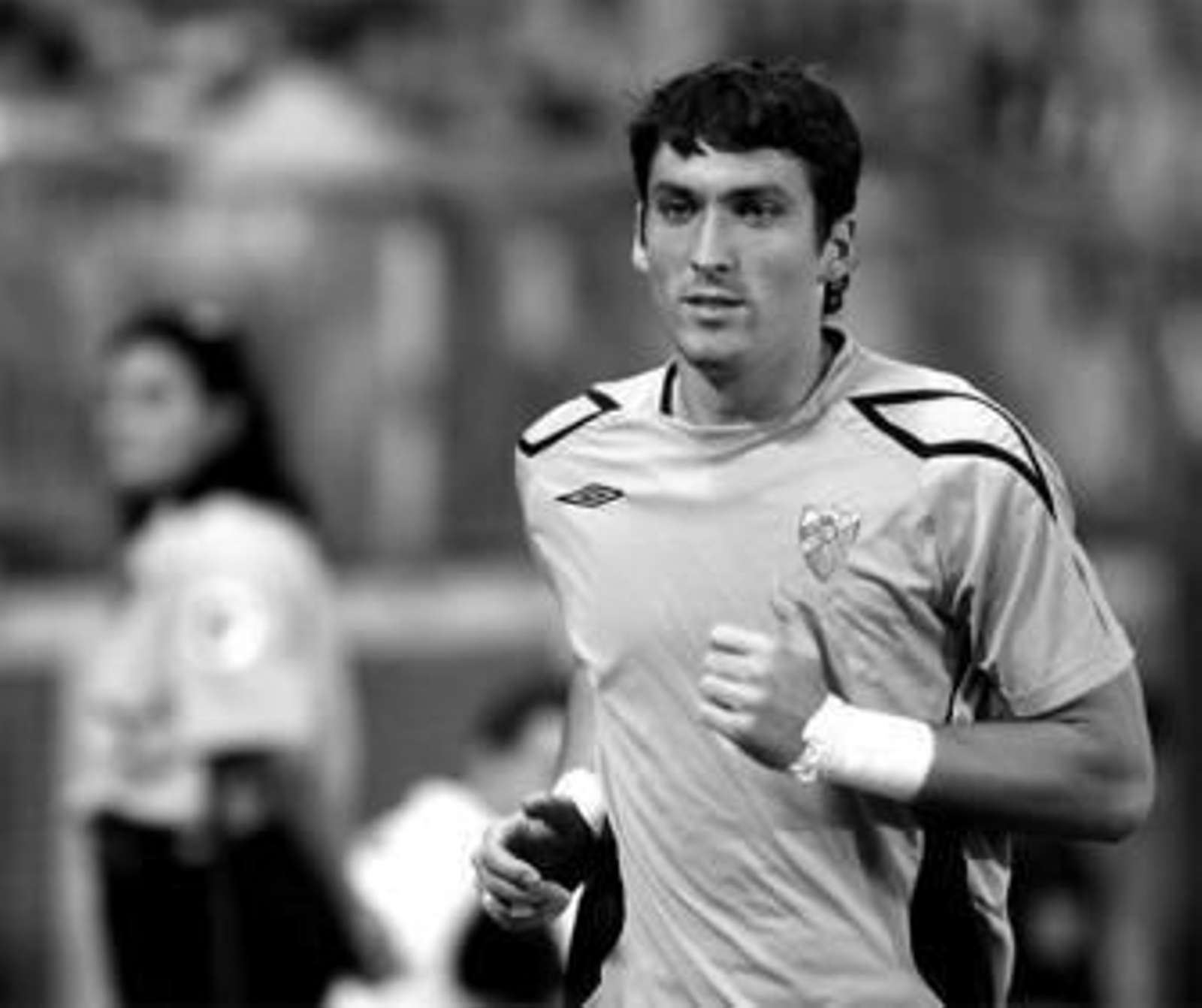 Iñaki Goitia realiza el calentamiento en los momentos previos al encuentro ante el Betis en el Trofeo Costa del Sol.