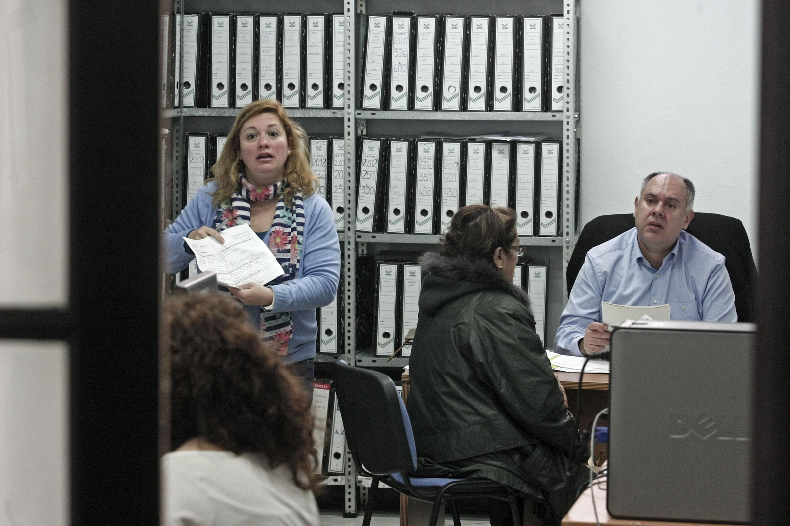 Personas trabajando en una oficina.