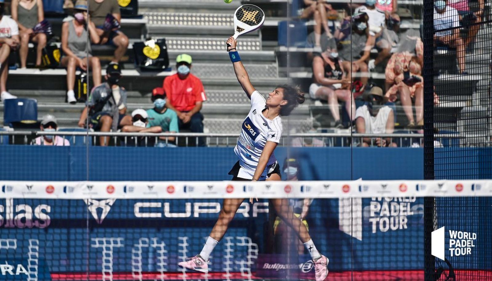 Bea González remata en un momento del partido.