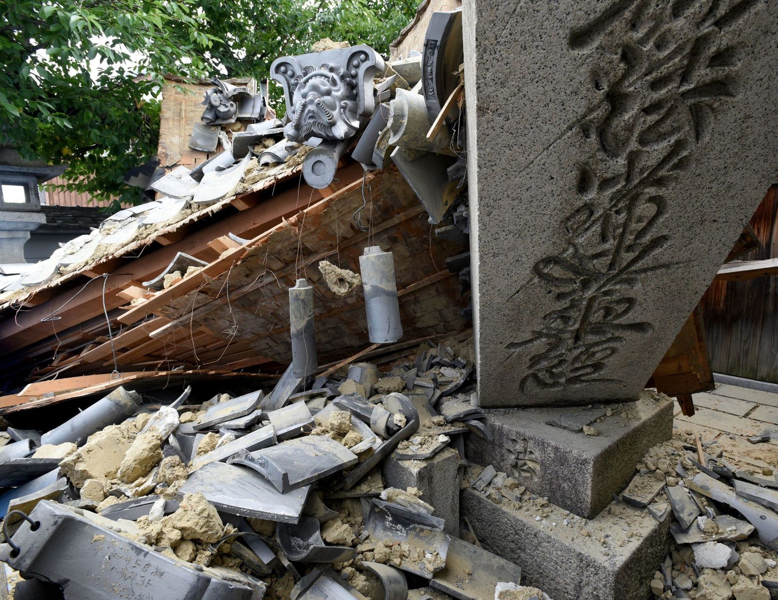 Destrozos provocados por el fuerte temblor en Osaka.