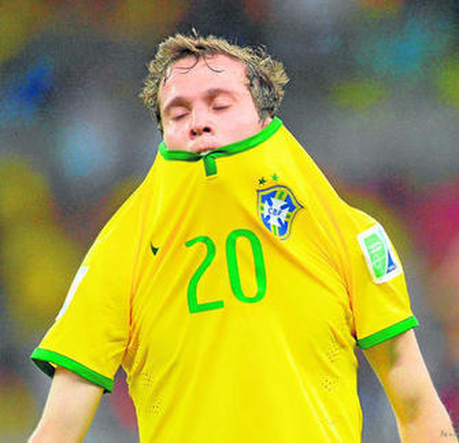 Bernard, avergonzado, parece querer esconderse bajo la camiseta.