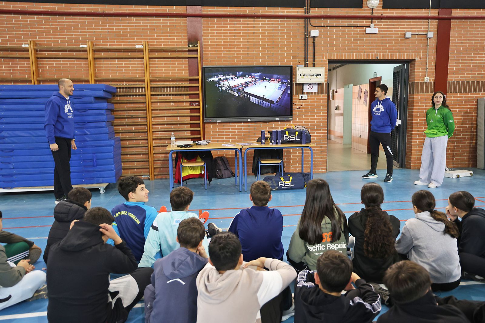 Exhibición práctica con alumnos y alumnas para promocionar el Campeonato de Europa de Bádminton en Huelva