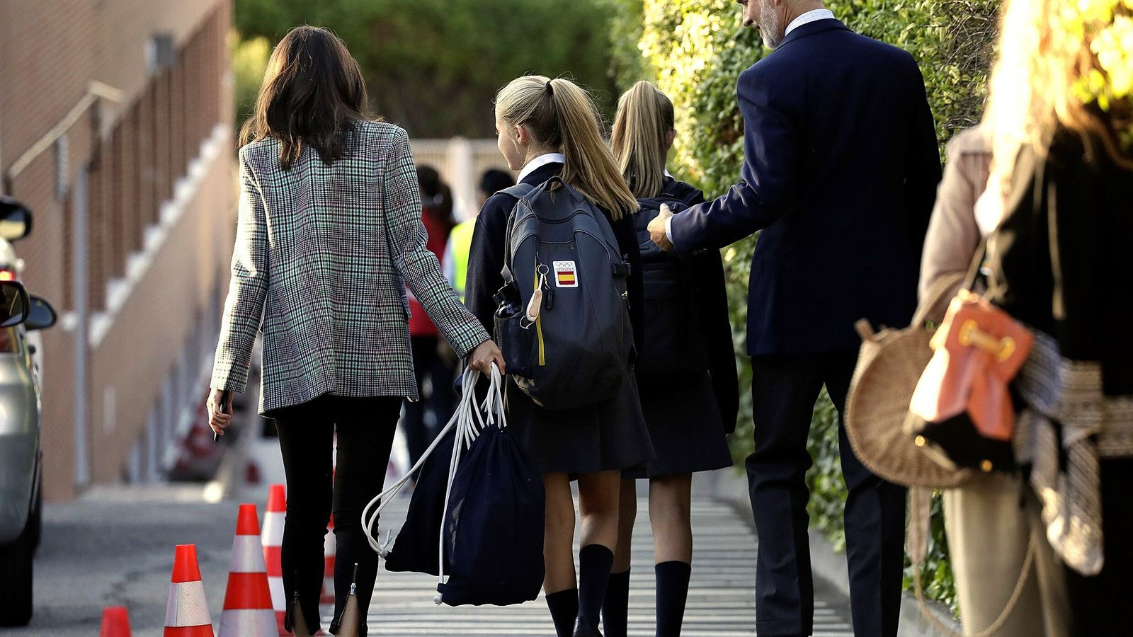 Los Reyes y sus hijas acceden al colegio Santa María de los Rosales.