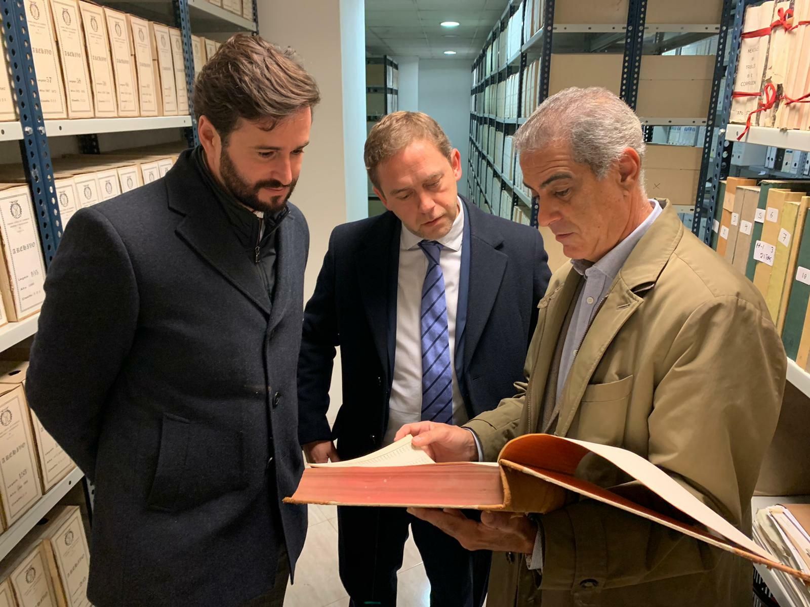 El presidente y el director general de la Cámara de Comercio, Daniel Toscano y  Arsenio Martínez junto al director Gerente de Aqualon, David Mallada.