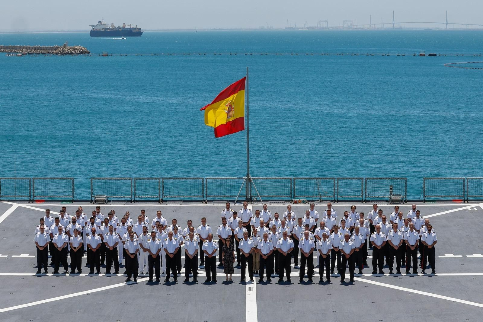 Visita de Margarita Robles al Cuartel General Marítimo de Alta Disponibilidad de la OTAN, a bordo del buque de asalto anfibio ‘Castilla’, en la Base Naval de Rota