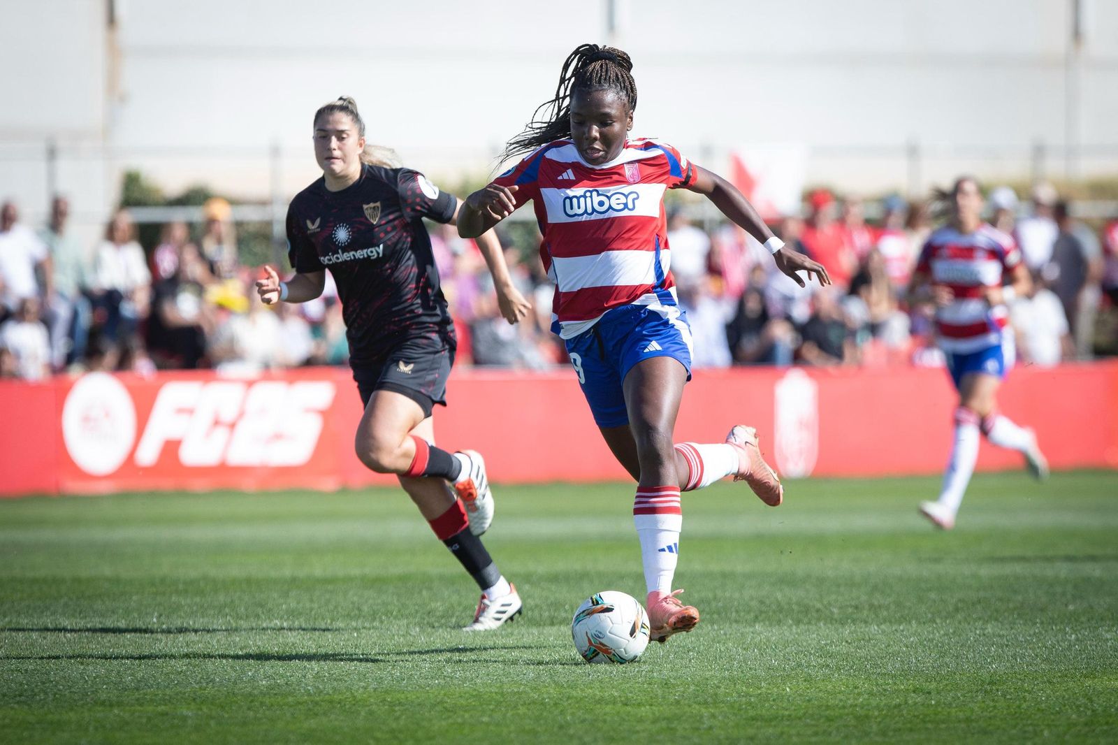 Edna conduce en ataque contra el Sevilla