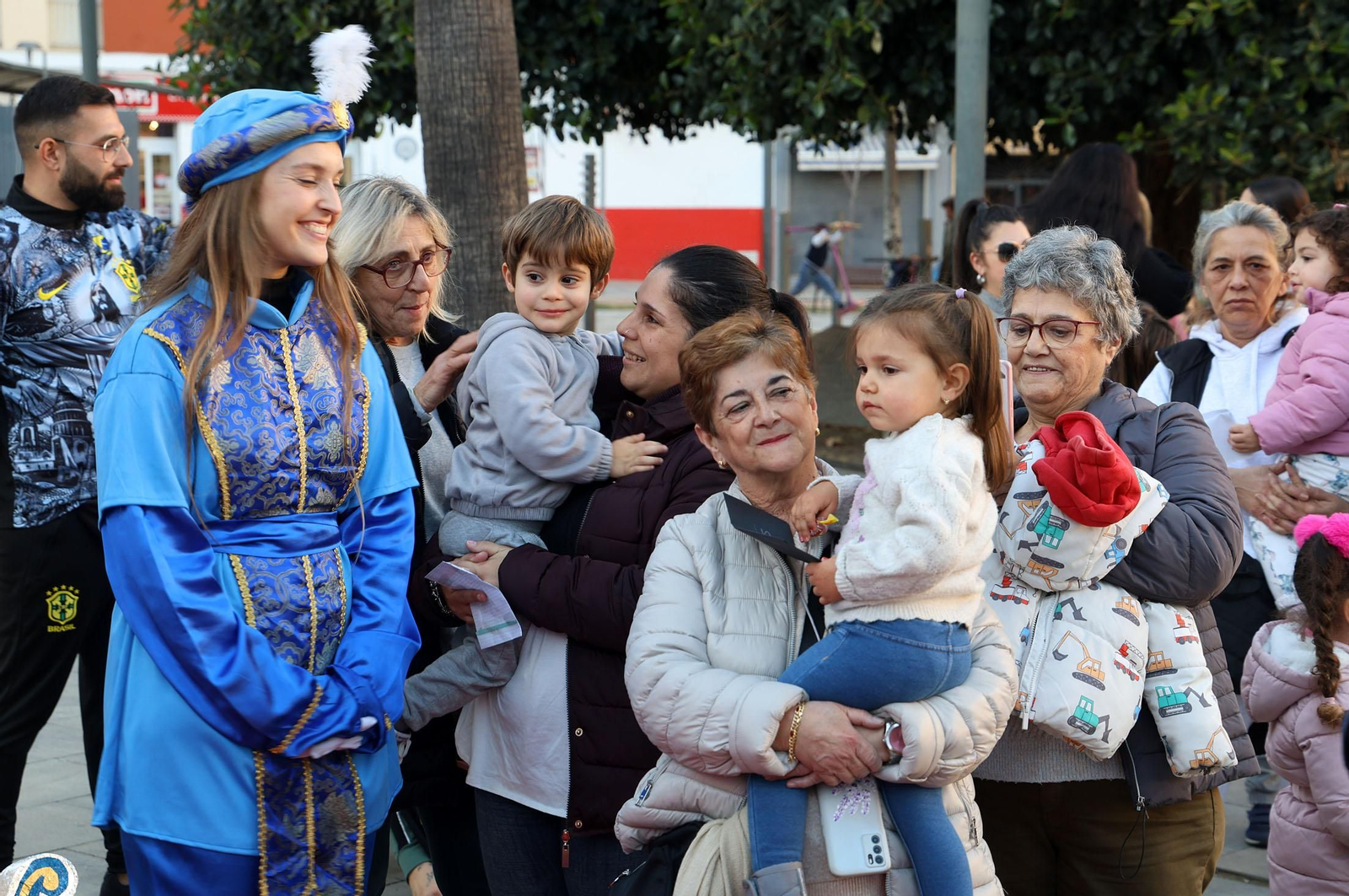 Imágenes del paje Real de SSMM los Reyes Magos recogiendo las cartas de los niños y niñas de Huelva en la plaza Houston