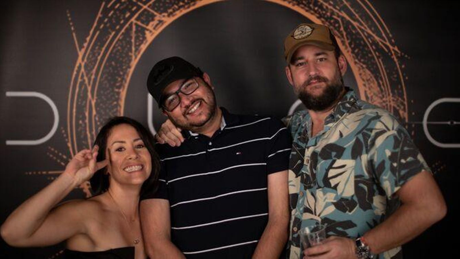 Manuel Mantero (a la derecha) con el logo de 'Dune'.