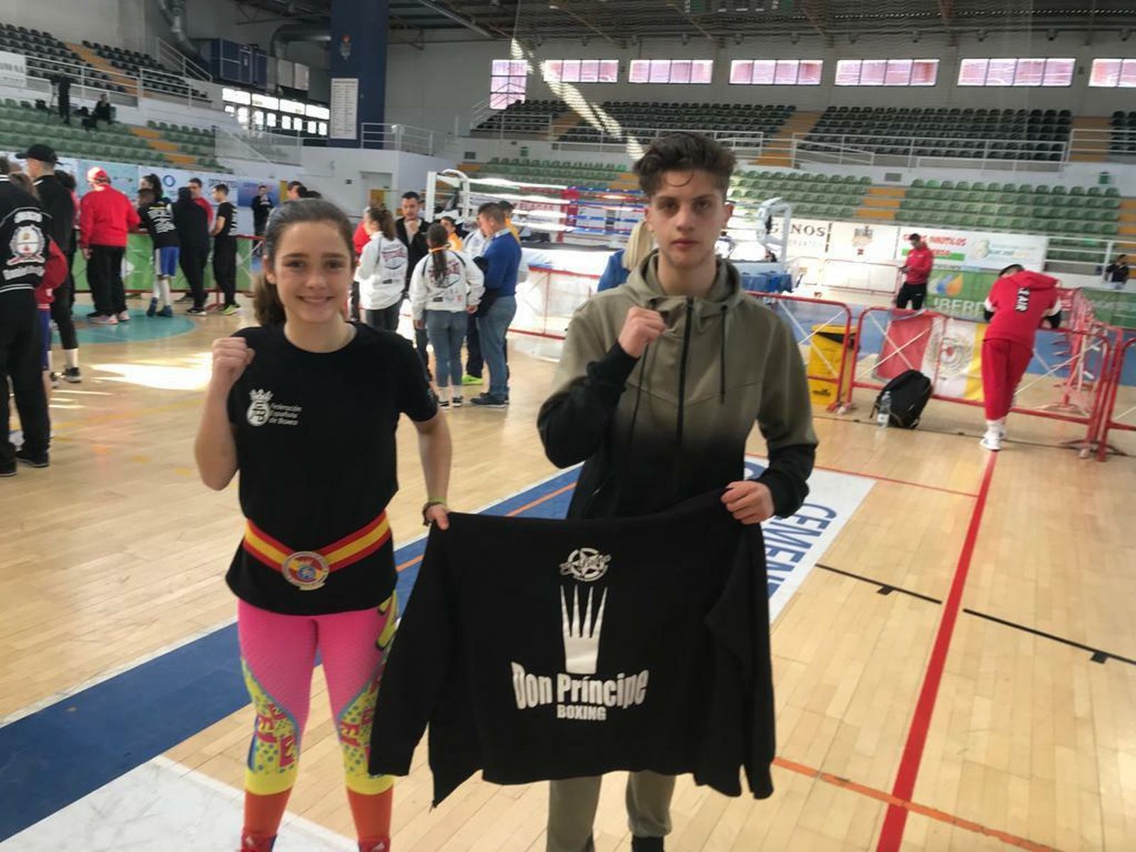 Los barreños Luna Mairena e Ismael Aftat, con la bandera del Club Don Príncipe de La Línea en Ponferrada