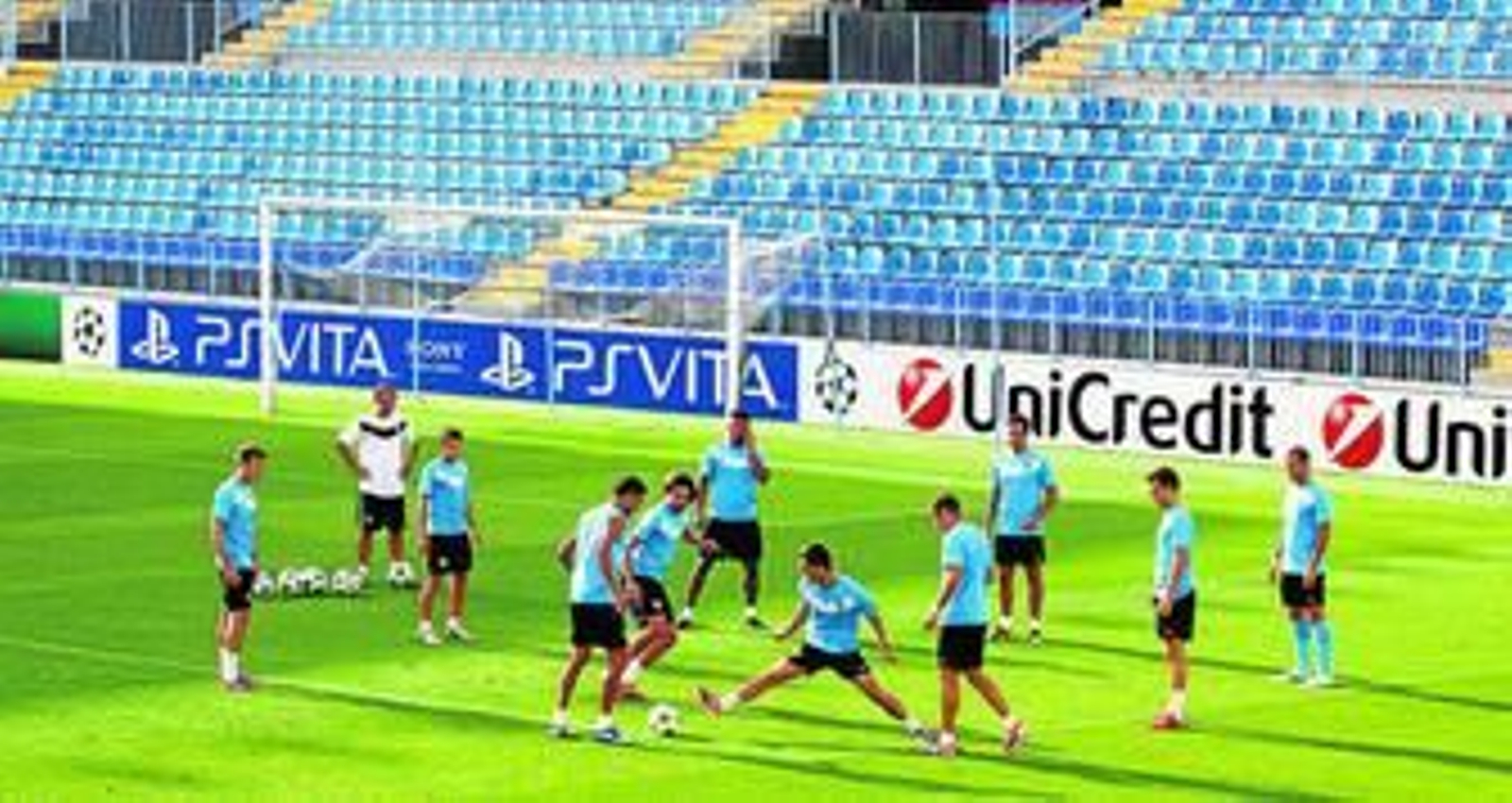 La plantilla del Málaga, haciendo un rondo en el entrenamiento de ayer.