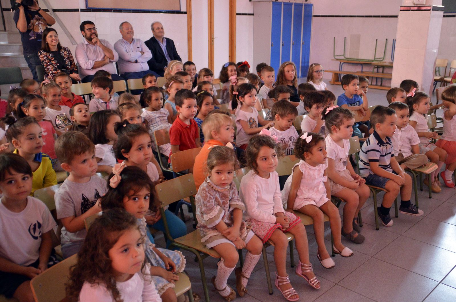 Los pequeños del Quintanilla atentos al Telediario Solidario que han realizado.
