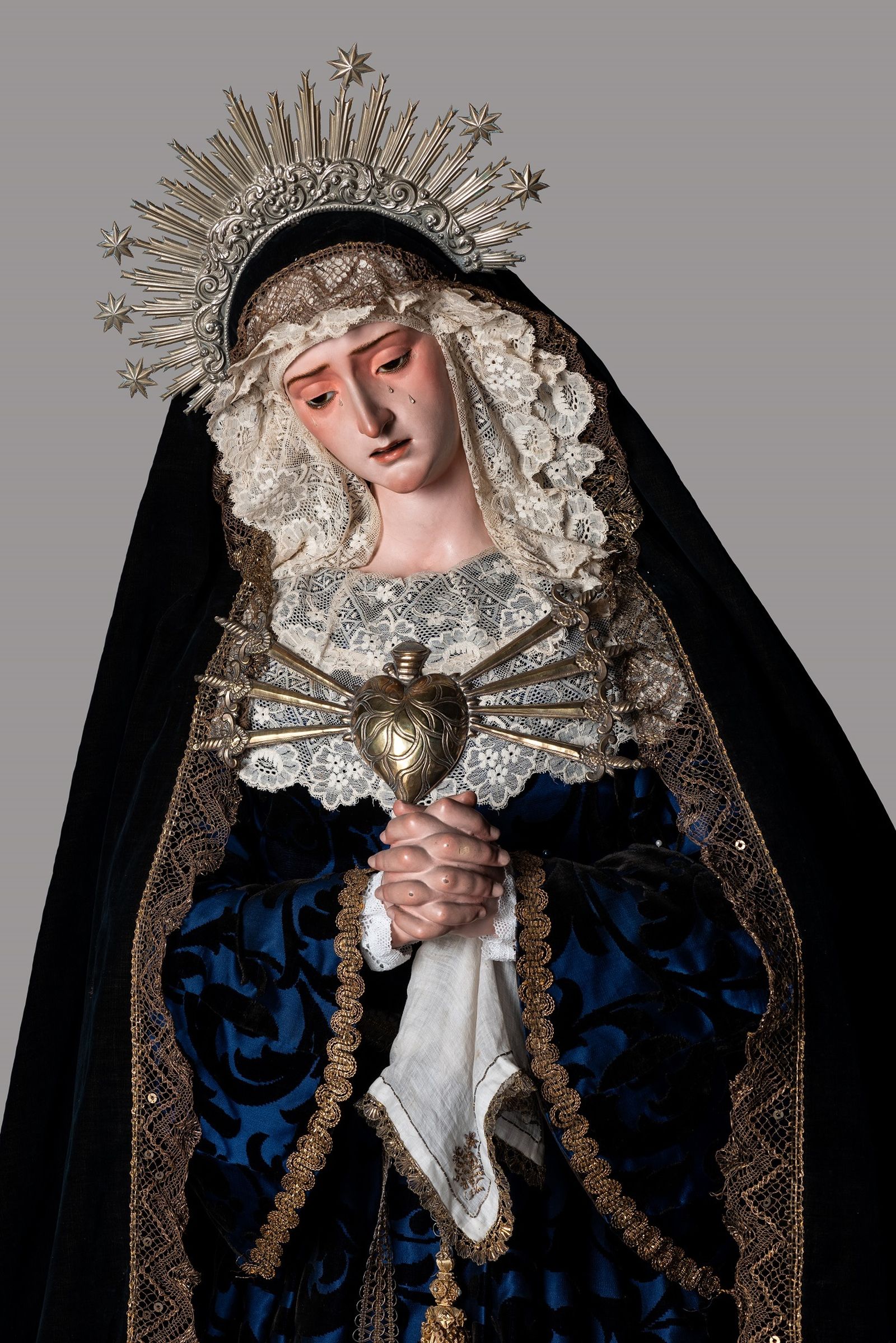 El convento de San Leandro pone a la veneración a la Virgen de los Dolores de Cristóbal Ramos.