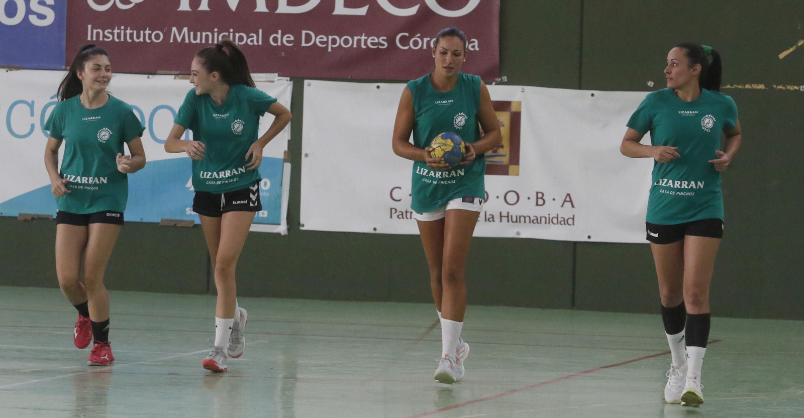 Las jugadoras del Adesal calientan antes de un entrenamiento en la Sala de La Fuensanta.