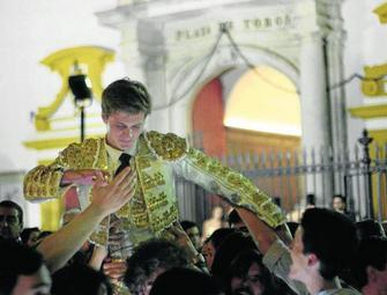 Lama de Góngora, en su salida a hombros por la Puerta del Príncipe.