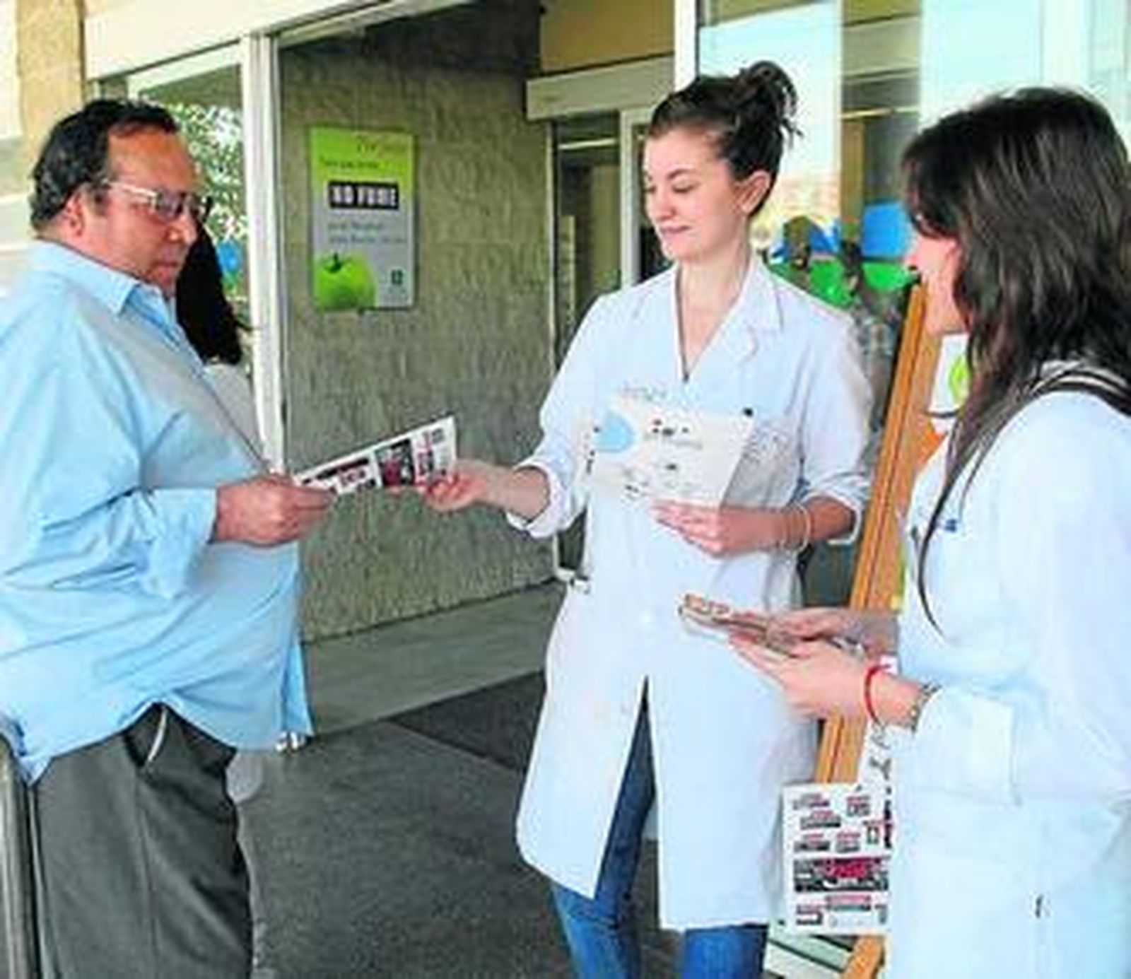 Un hombre recibe un folleto informativo.