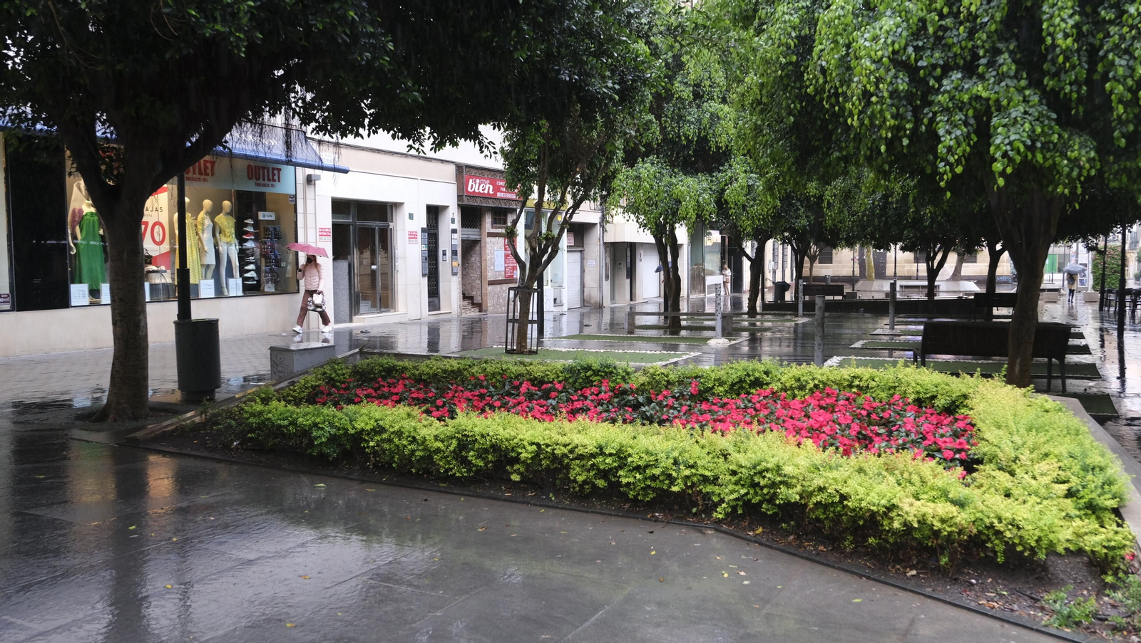 Los almerienses expresan su alegría por la lluvia