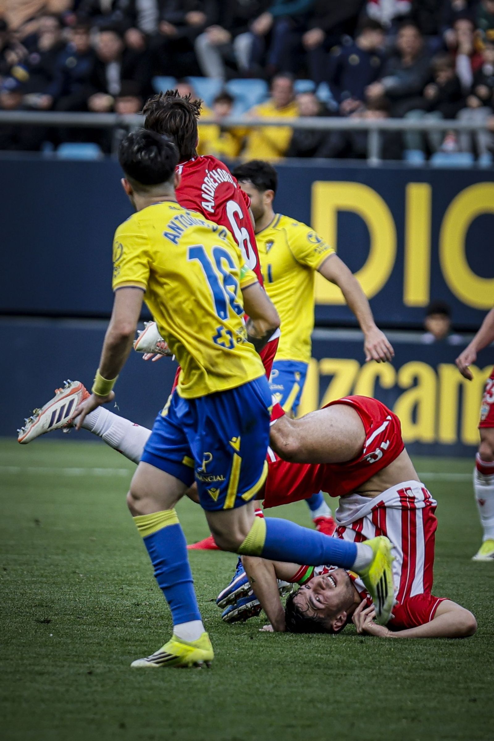 Búscate entre las imágenes del partido de fútbol Cádiz CF - UD Almería