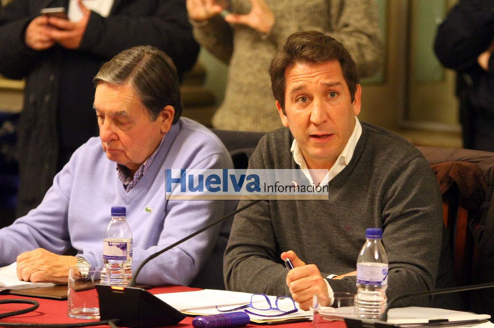 Imágenes del pleno en el ayuntamiento de Huelva para aprobar el pago de la deuda del Recre con Hacienda.