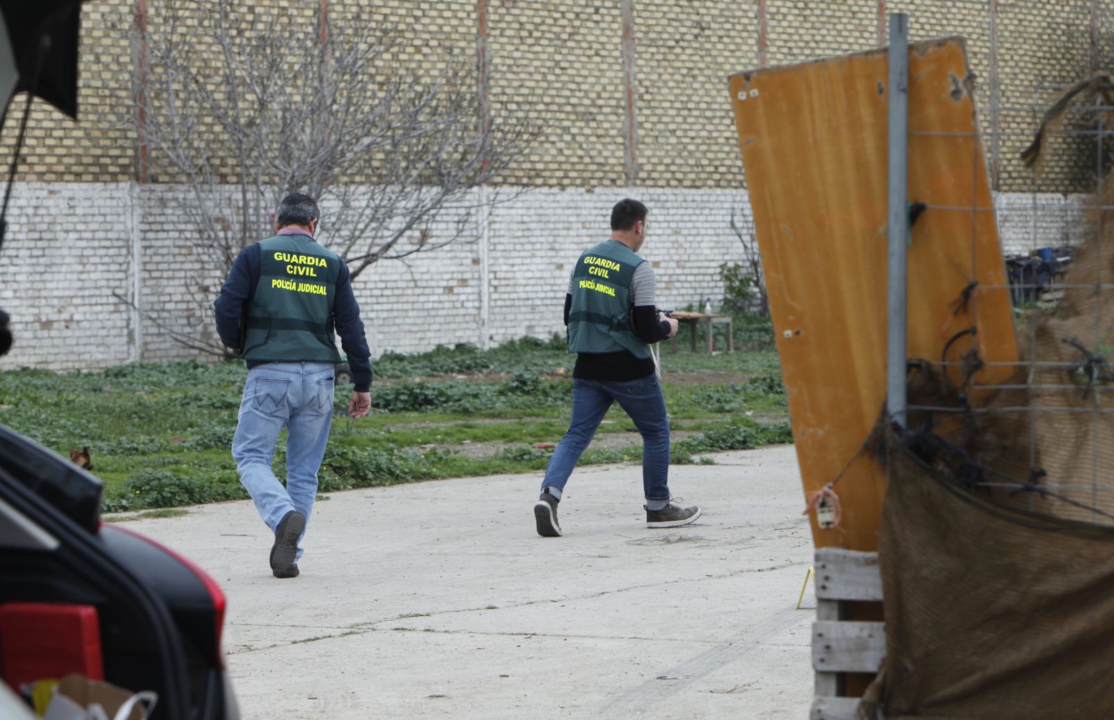 Dos agentes de la Guardia Civil de Los Palacios, en una investigación anterior.